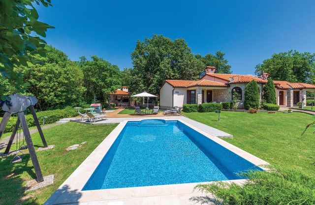 Awesome home in Belavici with sauna