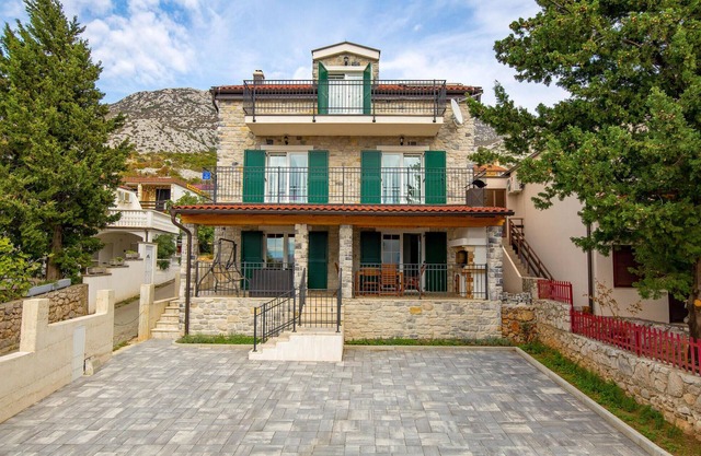 Awesome home in Cesarica with sauna