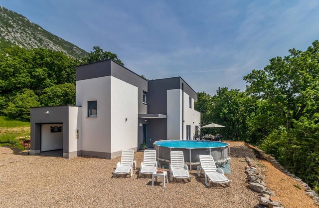 Awesome home in Drivenik with jacuzzi