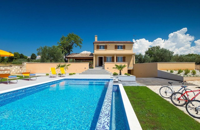 Awesome home in Fazana