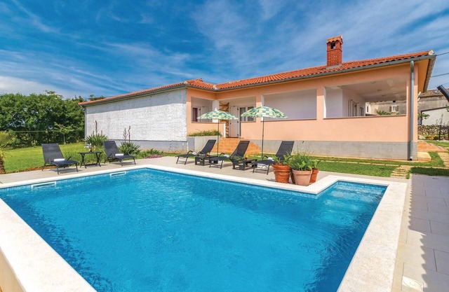 Awesome home in Liznjan with WiFi