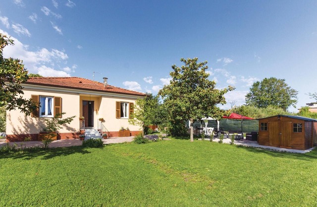 Awesome home in Massa (MS) with WiFi