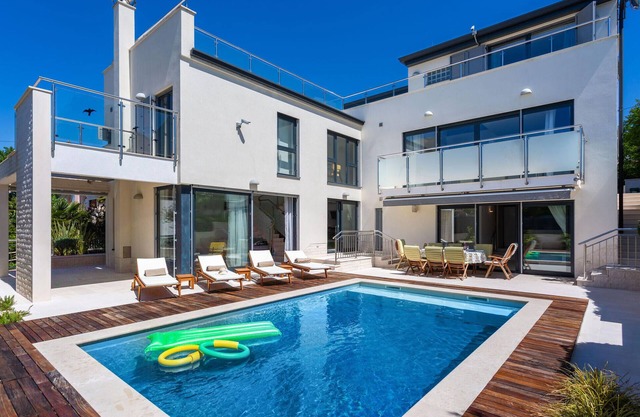 Awesome home in Njivice