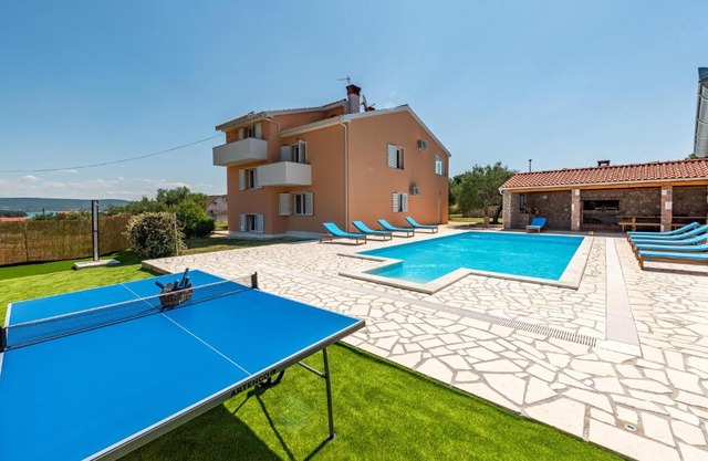 Awesome home in Pasman w/ Outdoor swimming pool and 4 Bedrooms