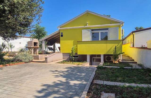 Awesome home in Pavicini with sauna