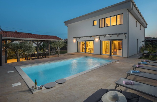 Awesome home in Perci with sauna