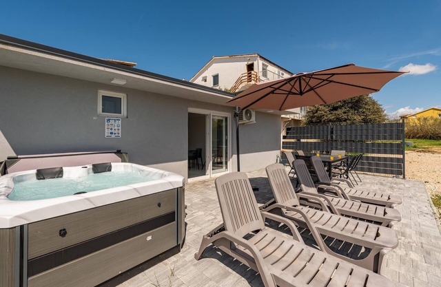 Awesome home in Povljana with WiFi