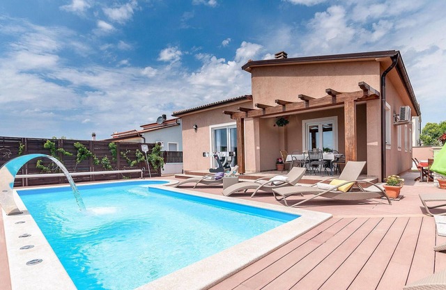 Awesome home in Pula with sauna