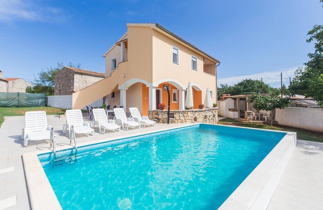 Awesome home in Segotici
