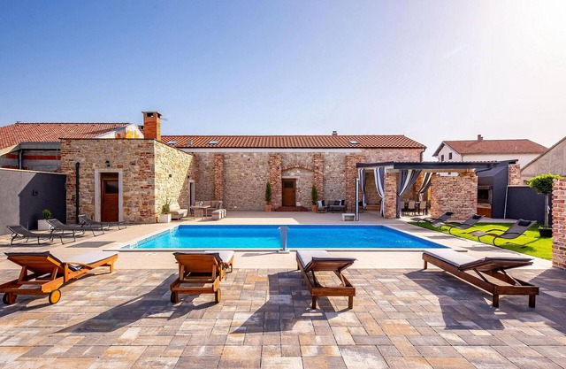 Awesome home in Skabrnja