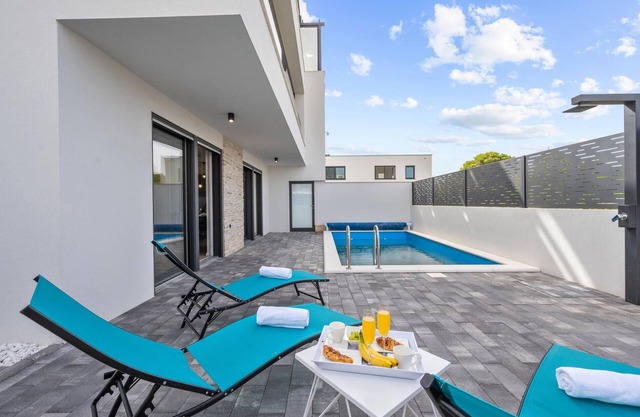 Awesome home in Srima