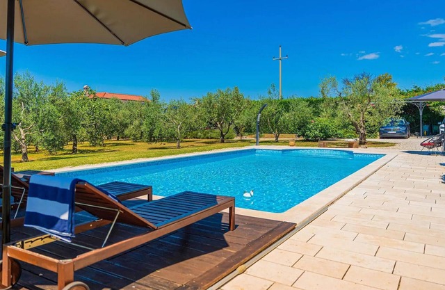 Awesome home in Tinjan with sauna