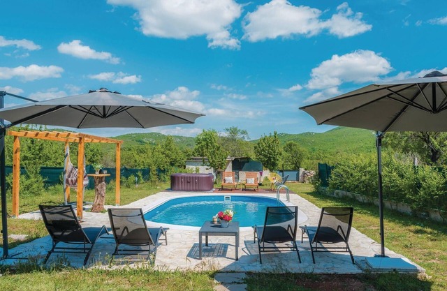 Awesome home in Unesic