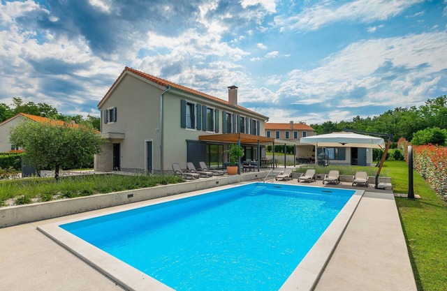 Awesome home in Vizinada