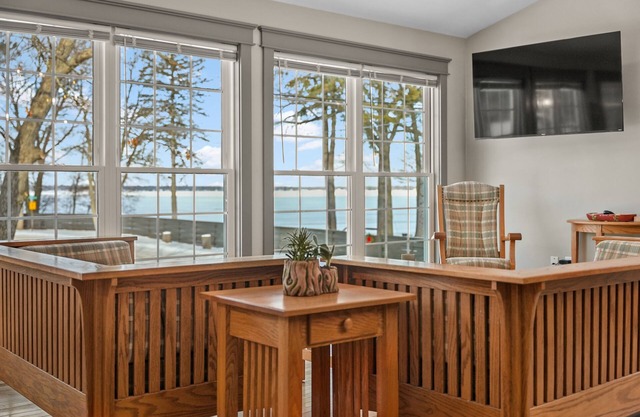 Awesome lake views, 100 steps to the beach!