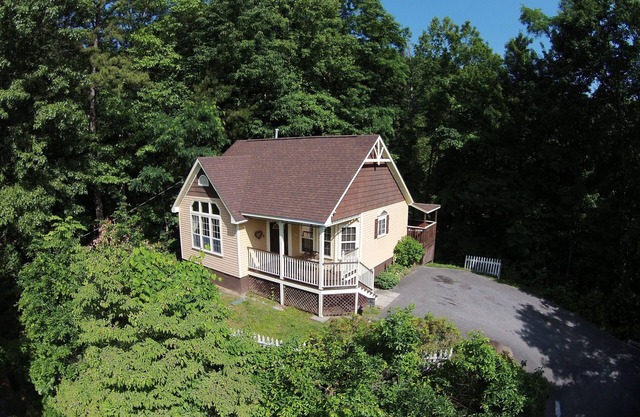 Awesome Mountain Views! Close to National Park, Gatlinburg, Hot Tub, Fireplace