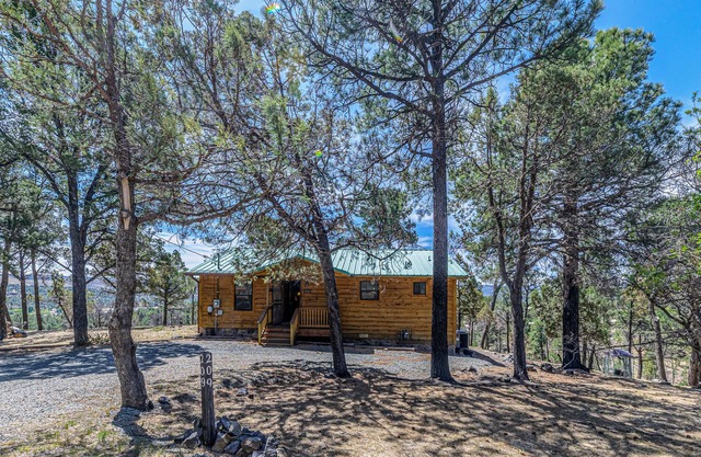 Awesome View with hot tub and Pet Friendly.