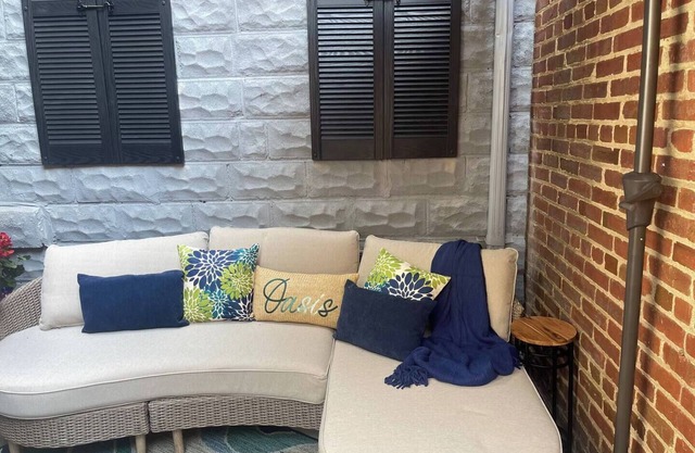 #AzureNights - Posh 1 BR suite with patio oasis