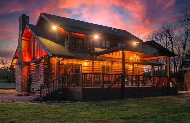 Back Porch Lodge on 5 Acres! Pool, Hot Tub, Creek!