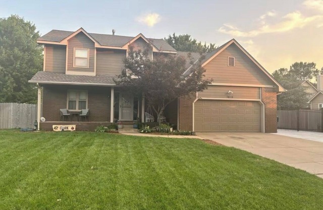 Backyard bliss/firepit/spacious/cozy/centrally located