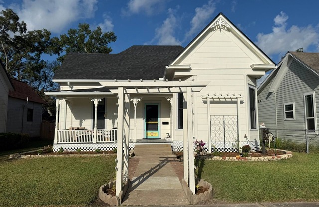 "Badonkadonkey" a historic home in Bay City, Texas