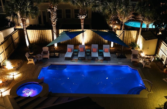 Bahama Breeze- Private Pool- 4 Bikes- Steps to Beach!