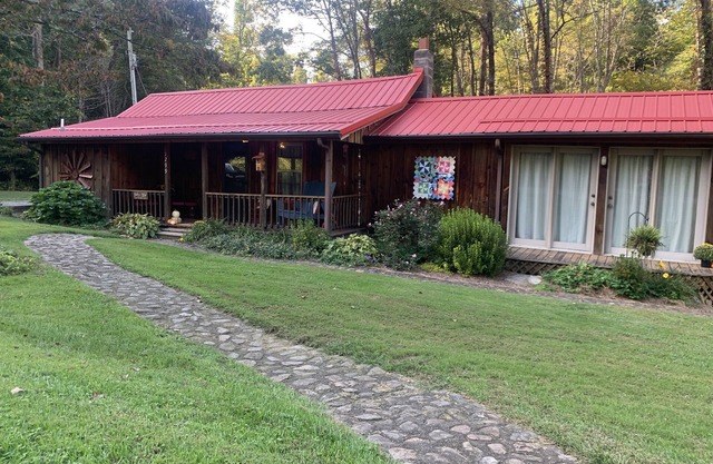 Baker's Cottage - Relax in this quiet mountain cottage by the creek.