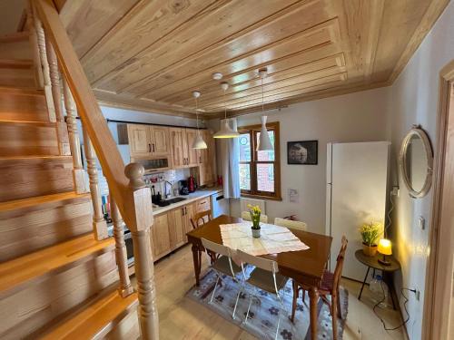 Balat Rose - Charming Wooden House with Terrace