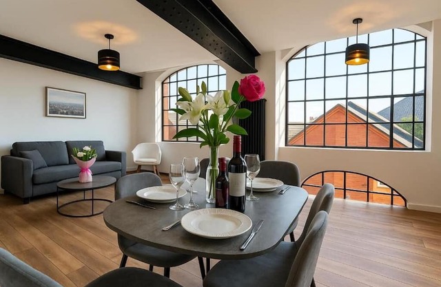 Balcony Apt for 6!Steps to Dining , Bars and Train