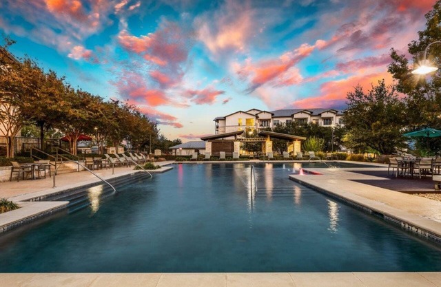 Balcony Hills View Apt w/Free Parking + Theater