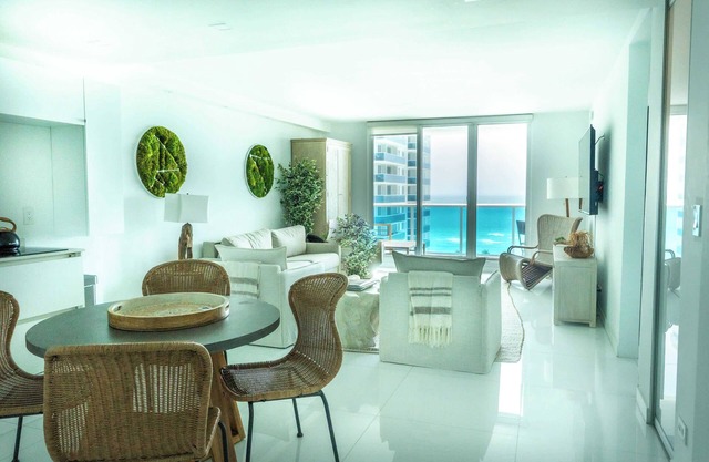 Balcony on the Sand - Oceanfront Apartment for 4 with Resort Amenities