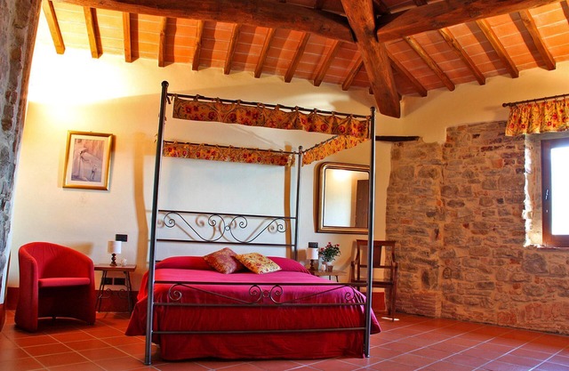 "Baldacchini" farmhouse apt, swimming pool, pvt garden, stunning view, peaceful
