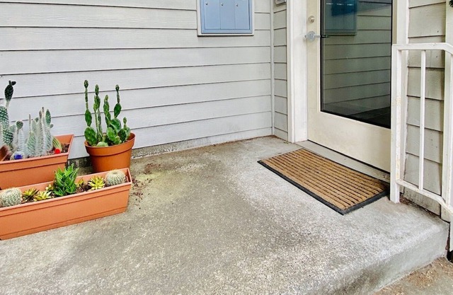 Ballard Condo with in-unit laundry room on 28x bus line