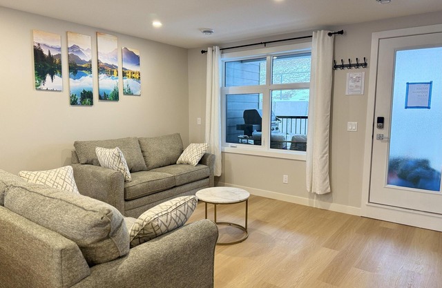 Banff Gateway Townhouse, Hot tub and BBQ