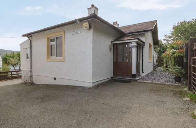 BANGOR COTTAGE, pet friendly, country holiday cottage in Bangor