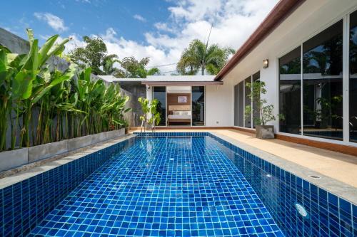Bangtao Beach Villa with a Long pool 12 meters
