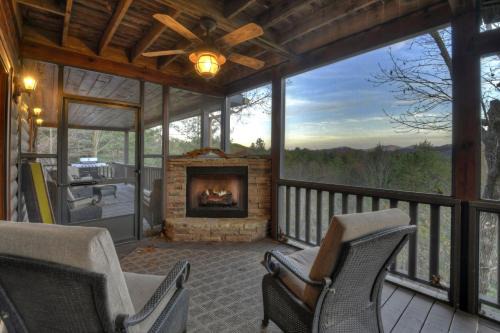Bar 5 Cabin Beautiful views soothing hot tub outdoor living and more