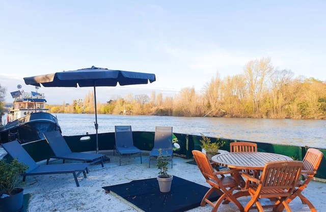 Barge 120 m2 on the banks of the Seine, quiet and green