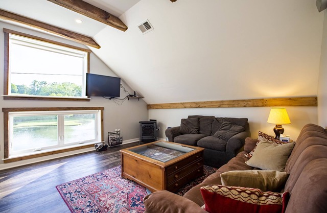 Barn Retreat with hot tub and patio!