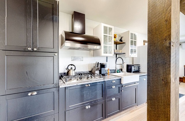 Barnhouse suite with shared hot tub & private W/D - near year-round recreation