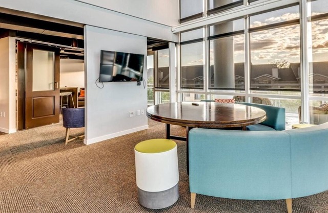 Barsala l Studio w/breathtaking views overlooking the canal and city skyline.