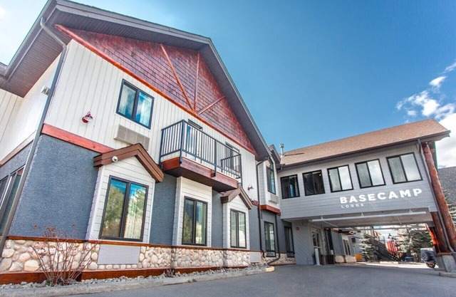 Basecamp Lodge I Double Queen Room