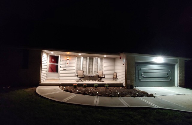 Basement apartment with full kitchen and sleeps 4 & only 8 miles from KC Stadium