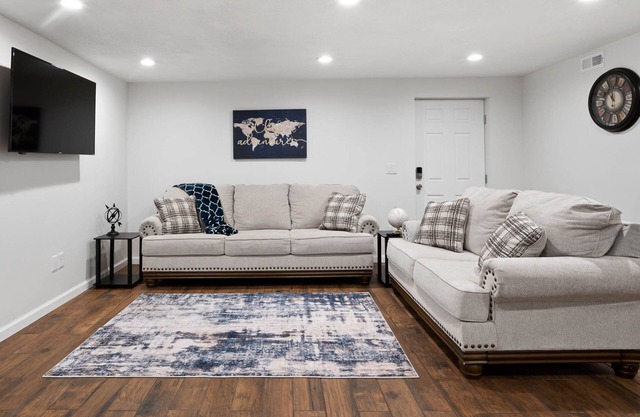 Basement Guest Suite*KING BED*WIFI*WASHER & DRYER