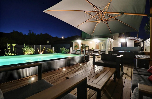 Bassin d'Arcachon house with swimming pool, jacuzzi and pétanque court.