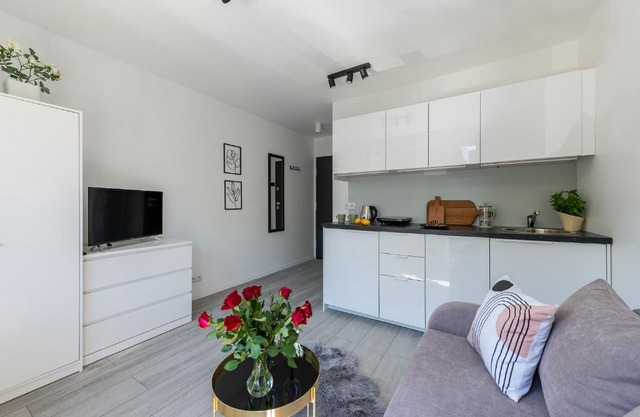 Batorego 220 - 450m stacja metra Pola Mokotowskie, 800m Biblioteka Narodowa - 20m piękny park Pola Mokotowskie - 800m do SGH - Wifi - Smart TV - Good Apartments