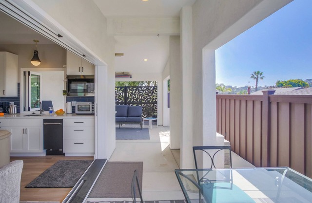 Bay Park Ocean Breeze 2BR 2BA guest apt in San Diego Ideal Central Location