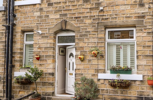 BAY TREE COTTAGE, pet friendly, with open fire in Marsden