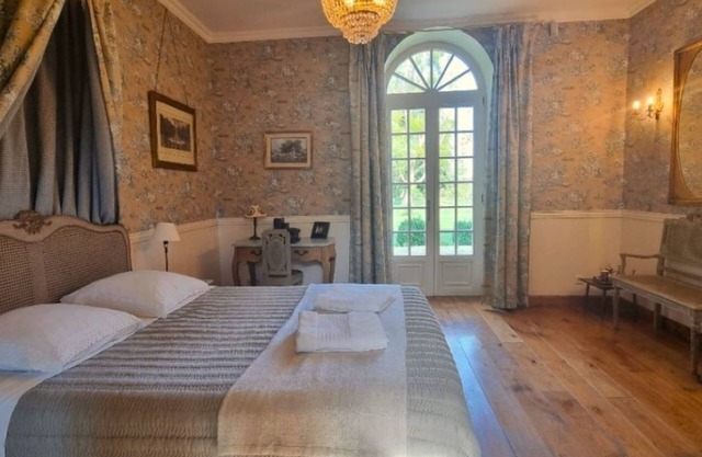 Bayeux : la suite d'Artagnan : french castle life in 1700 sq ft, 3br, 2br, 7p