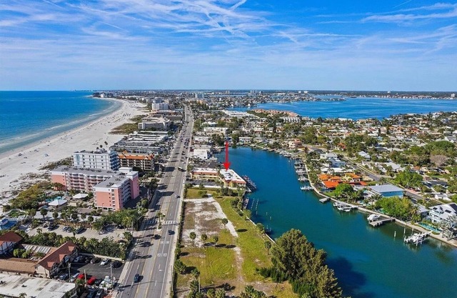 Bayfront Beauty - Spacious 2/2 Condo Across From The Beach